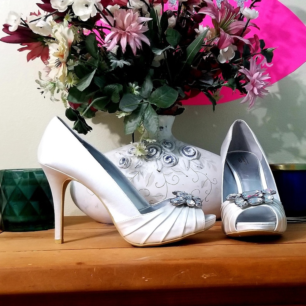 Beautiful special occasion heels sz.11